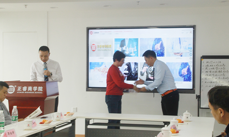 石獅市服裝產(chǎn)業(yè)聯(lián)盟、石獅市染整同業(yè)公會來我司參訪交流并赴標桿項目德永佳參觀學習