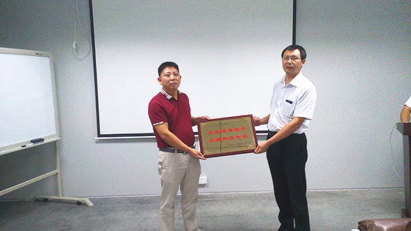 天行健贈(zèng)送正睿咨詢效益提升能手，管理升級(jí)專(zhuān)家牌匾