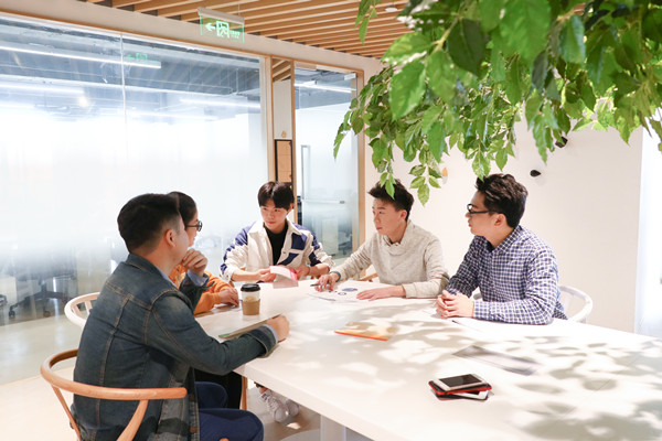 員工培訓(xùn)與發(fā)展：培養(yǎng)人才，提升企業(yè)核心競(jìng)爭(zhēng)力