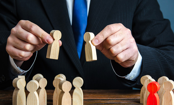 如何根據(jù)行業(yè)和市場(chǎng)狀況進(jìn)行薪酬調(diào)整？