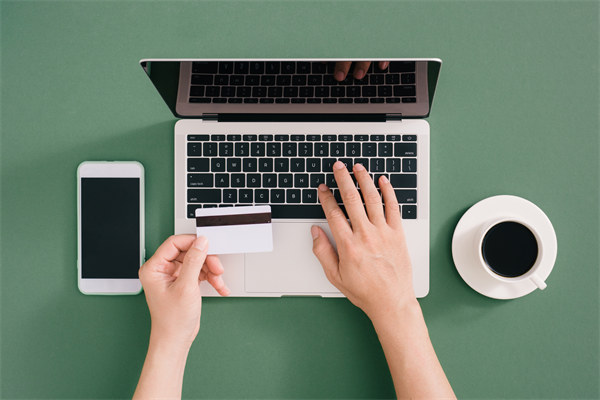 定期薪酬審查：定期審查，確保制度合理性