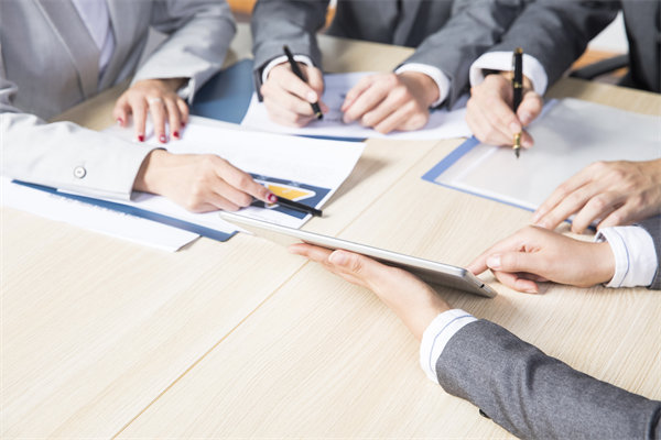 要實現(xiàn)公司發(fā)展目標(biāo)，組織變革應(yīng)該注意解決什么問題？