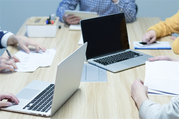 企業(yè)的戰(zhàn)略是精心設計的，還是臨機應變的？