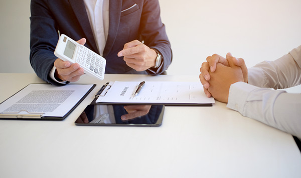 績效管理中，如何有效溝通反饋以促進員工成長？