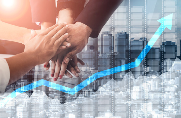 績效管理中，如何有效溝通反饋以促進員工成長？