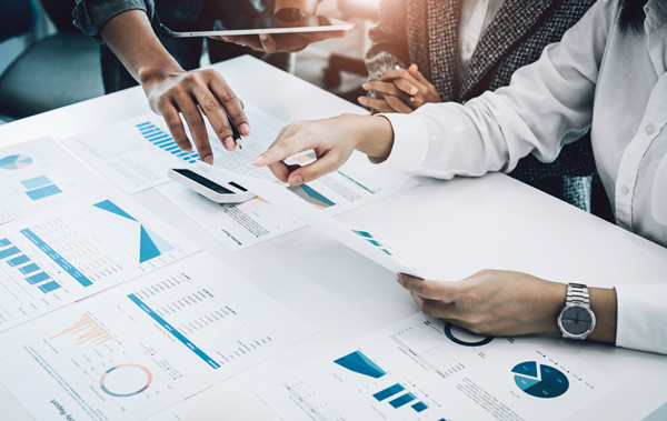 預(yù)算管理過程中如何有效識別并控制成本超支風(fēng)險？