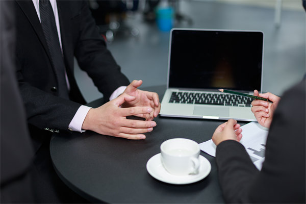 如何實施360度績效評估，確保反饋全面且客觀？