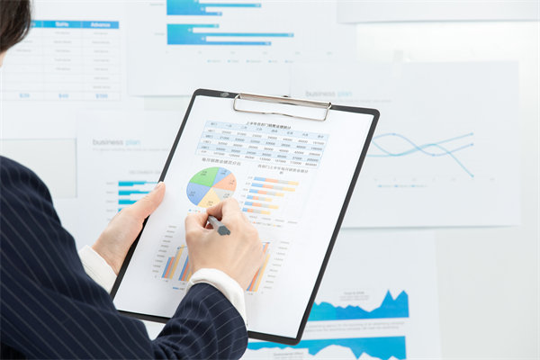 如何實(shí)施360度績(jī)效評(píng)估，確保反饋全面且客觀？