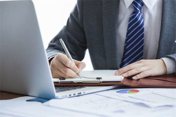 如何實(shí)施360度績(jī)效評(píng)估，確保反饋全面且客觀？