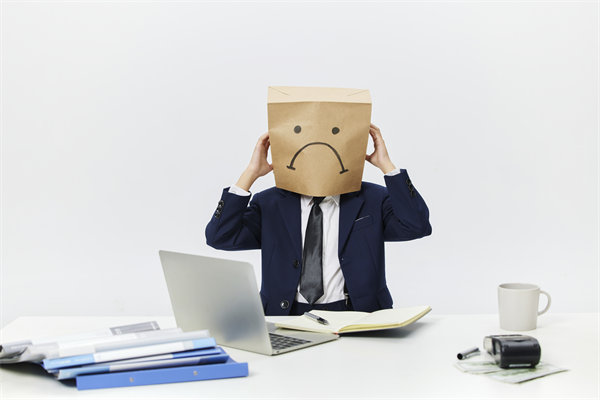 組織變革中，如何管理員工情緒與阻力，確保平穩(wěn)過渡？