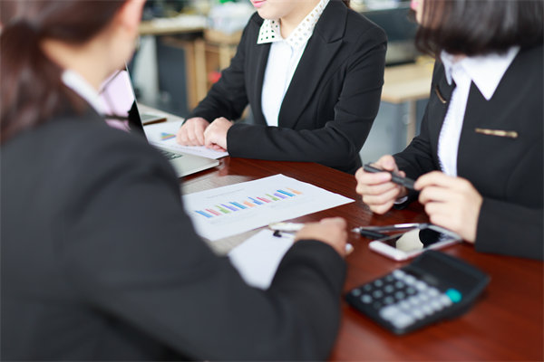 薪酬績效管理中的溝通障礙如何克服，增強員工信任感？