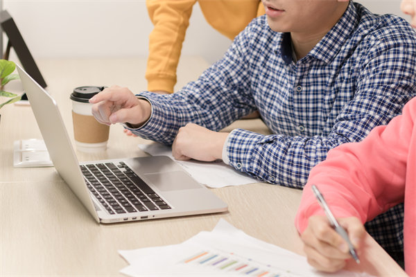 年度經(jīng)營(yíng)計(jì)劃執(zhí)行過(guò)程中，如何監(jiān)控進(jìn)度與效果？