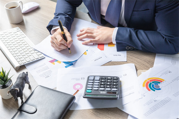 利用大數(shù)據(jù)與AI優(yōu)化績(jī)效管理流程，提升決策效率！