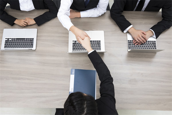 如何有效招聘并留住頂尖人才，提升團隊競爭力？