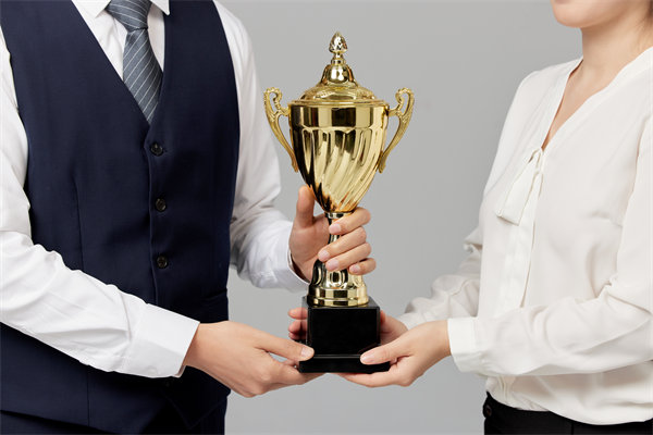 如何有效招聘并留住頂尖人才，提升團隊競爭力？