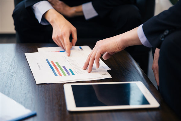 如何將企業(yè)長(zhǎng)期戰(zhàn)略目標(biāo)融入員工短期績(jī)效考核體系？