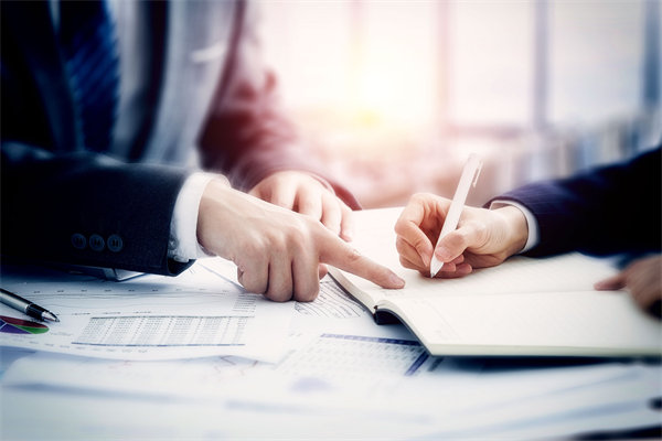 面對(duì)業(yè)績(jī)波動(dòng)，企業(yè)如何靈活調(diào)整績(jī)效評(píng)價(jià)標(biāo)準(zhǔn)？