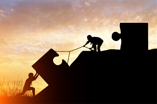 年度經(jīng)營(yíng)計(jì)劃實(shí)施中，如何確保各部門協(xié)同一致？