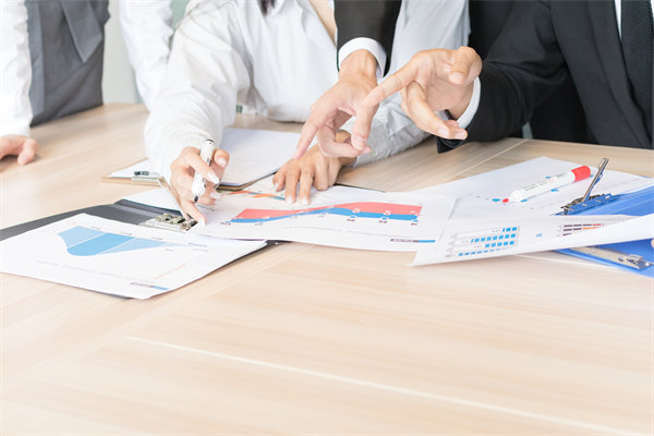 年度經(jīng)營計劃中的員工培訓(xùn)與發(fā)展計劃如何設(shè)計？