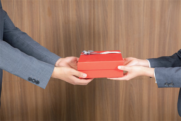 市場(chǎng)競(jìng)爭(zhēng)激烈，如何制定薪酬策略以吸引并留住人才？