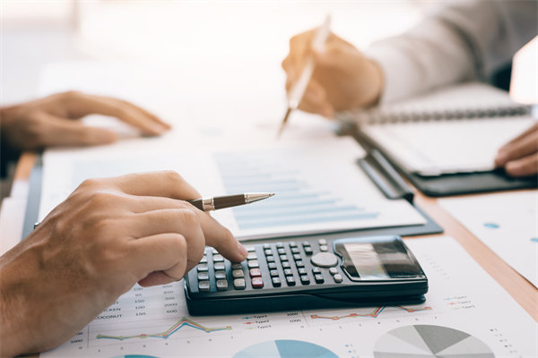 制定年度預(yù)算時，如何兼顧創(chuàng)新投入與成本控制？