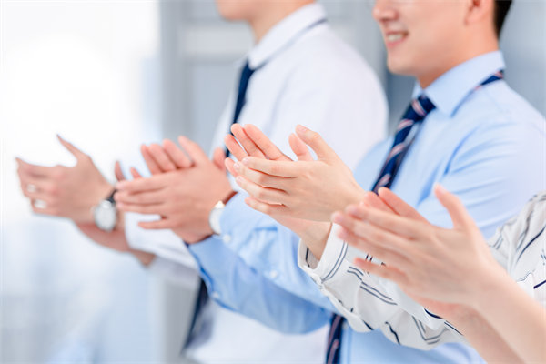 面對(duì)人才流失問題，企業(yè)應(yīng)如何改進(jìn)人力資源策略？