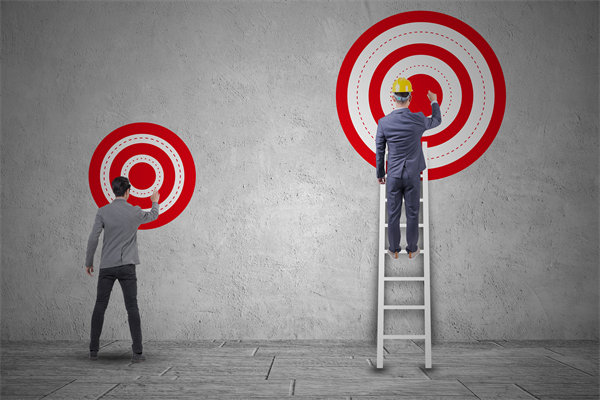 在薪酬體系構(gòu)建時，如何確保公平性，同時滿足員工期望？