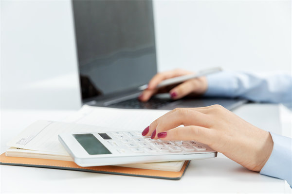 市場環(huán)境突變時(shí)，企業(yè)如何靈活調(diào)整預(yù)算策略以應(yīng)對？