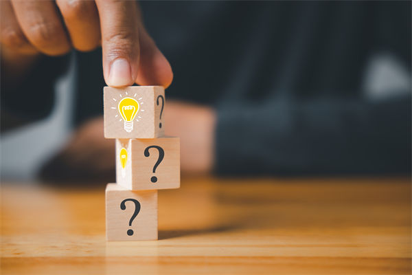 在制定企業(yè)戰(zhàn)略規(guī)劃時，如何平衡短期與長期目標？