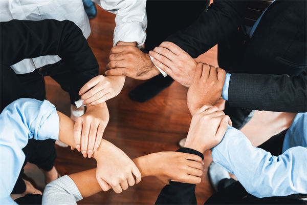 在制定企業(yè)戰(zhàn)略規(guī)劃時(shí)，如何平衡短期與長(zhǎng)期目標(biāo)？