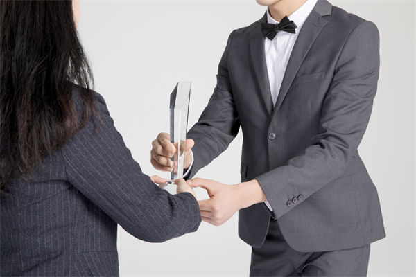 績效管理中，如何激勵優(yōu)秀員工，又幫助其提升？