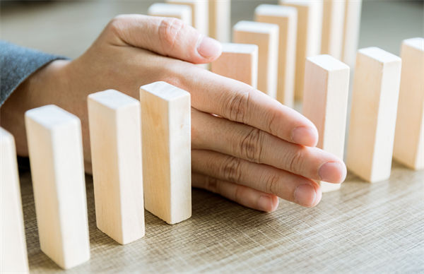 在年度經(jīng)營計劃中，如何有效識別并應(yīng)對潛在風(fēng)險？