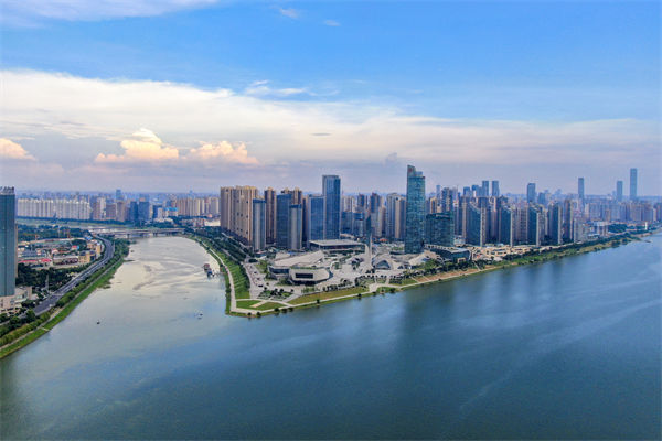 長沙戰(zhàn)略咨詢公司如何為企業(yè)定制差異化競爭戰(zhàn)略？