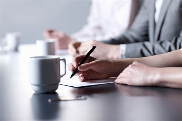 績效不佳員工薪酬調(diào)整策略，如何避免士氣低落？