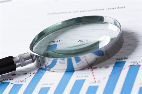 在制定年度經(jīng)營計劃時，如何考慮行業(yè)趨勢和政策影響？