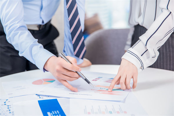 預(yù)算編制過程中，如何平衡資源需求與財(cái)務(wù)約束？