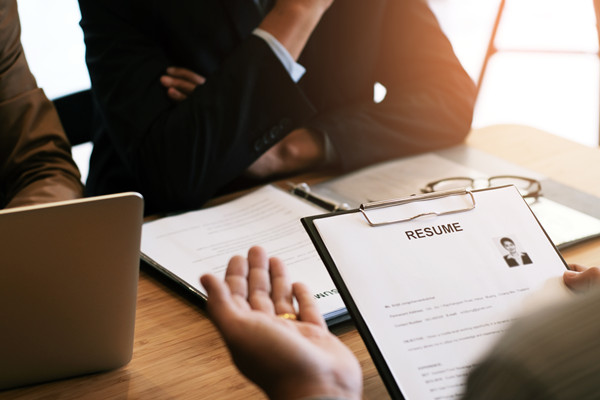 人才流失嚴重，人力資源管理如何構(gòu)建穩(wěn)固人才防線？