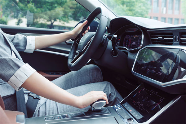 女子工資4600每天花近百元通勤上班，人力資源怎么看？