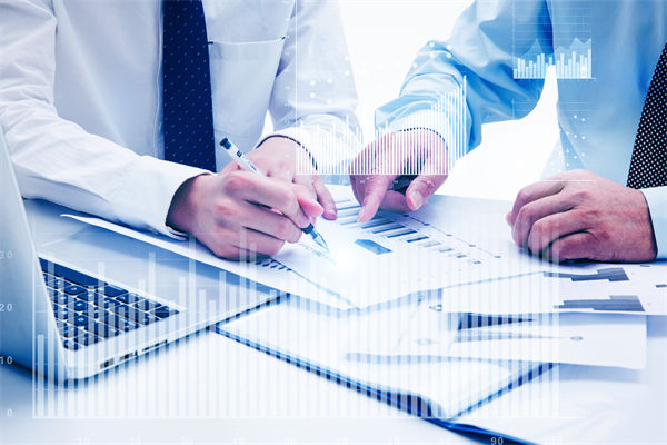 如何通過預算分析，識別企業(yè)運營中的潛在風險與機遇？