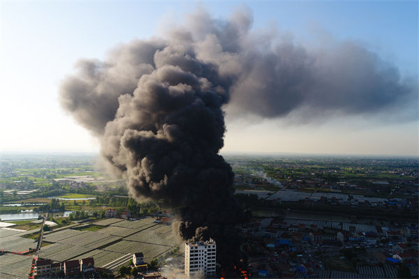 山東化工廠爆炸后樓房僅?？蚣埽瑢χ圃鞓I(yè)有何啟示？