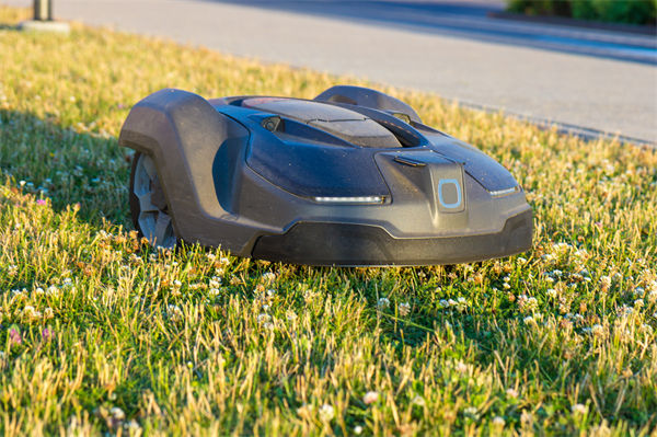 國產(chǎn)割草機器人走俏海外，企業(yè)數(shù)字化有何啟示？