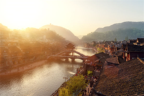 戰(zhàn)略規(guī)劃分析：村民不滿古鎮(zhèn)收門票，指引游客逃票